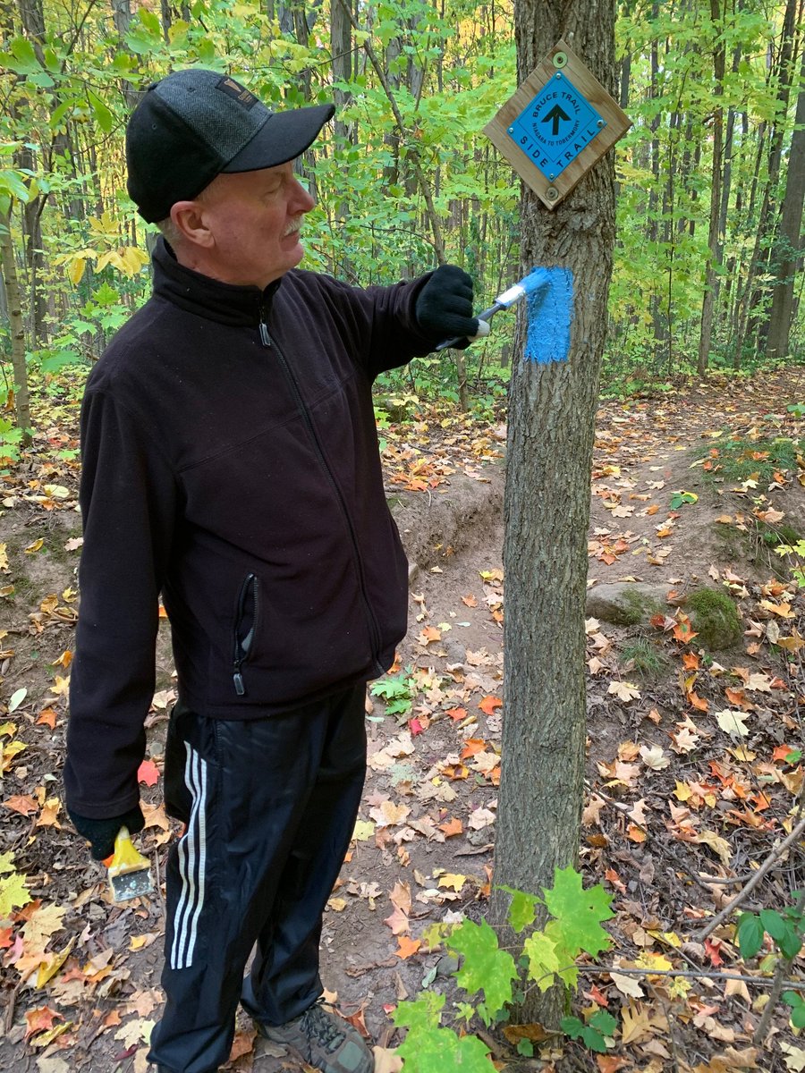 TO_Bruce_Trail's tweet photo. Volunteers like Lawrence Timmons are helping to keep our trails clean, along with other trail maintenance duties such as clearing branches and brush, and maintaining pathways. Please do your part by carrying out all your trash. Take the #BruceTrailPledge and “Keep It Clean!” https://t.co/QkiNfkVMaY