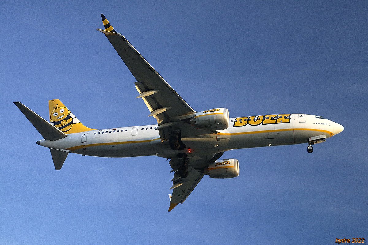 hydra_66's tweet photo. 🇵🇱SP-RZF #B737MAX 🐝🛬
 #RyanairSun #Buzzair à #BarcelonaElPrat https://t.co/jzFEqXhnLh