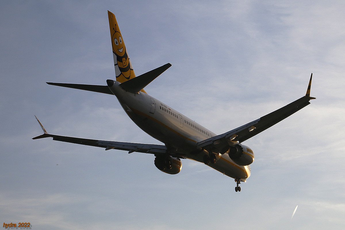 hydra_66's tweet photo. 🇵🇱SP-RZF #B737MAX 🐝🛬
 #RyanairSun #Buzzair à #BarcelonaElPrat https://t.co/jzFEqXhnLh