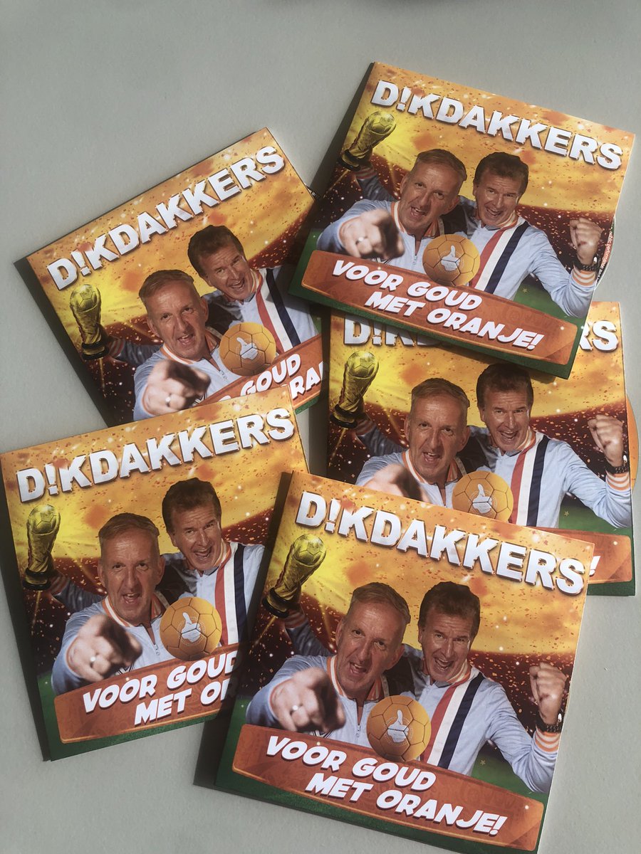 Over een maand begint het WK voetbal. De <a href="/Dikdakkers/">D!KDAKKERS</a> deden de aftrap voor de oranje liedjes van 2022 met “Voor Goud met Oranje”, geschreven door Jan Keizer.
Een gezellig uurtje op RADIONL waarbij ik een schitterend shirt in ontvangst mocht nemen
#voetbal #onsoranje #muziek #radio