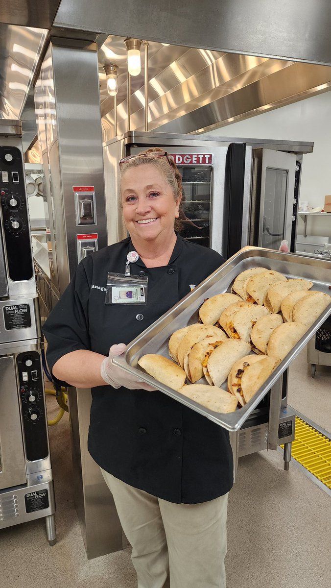 SchoolFoodRocks's tweet photo. The Brook Glenn elementary staff is ready to make a lot of students happy this morning…. Certified Angus Beef® Taco Tuesday 😍😍 https://t.co/4GKrCtU1rB