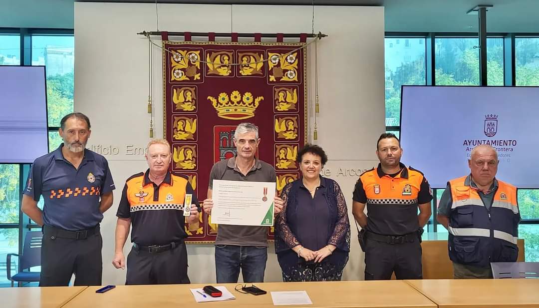 Hemos presentado ante el alcalde,Isidoro Gambín,y delegada de #SeguridadCiudadana,María José González, la 𝙈𝙚𝙙𝙖𝙡𝙡𝙖 𝙙𝙚 𝙊𝙧𝙤 𝙖𝙡 𝙈𝙚́𝙧𝙞𝙩𝙤 𝙋.𝘾𝙞𝙫𝙞𝙡 recibida por Consej. de Presidencia de la J. de Andalucía, por su participación en crisis Covid-19
<a href="/ArcosCiudad/">AyuntamientodeArcos</a>