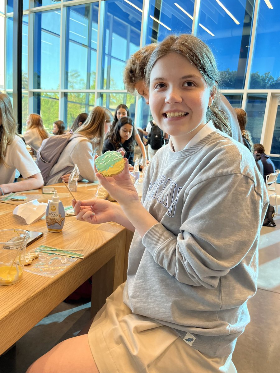 SheldonStaples's tweet photo. #MVbakingclub had so much fun decorating cookies this morning! #MVSchool https://t.co/58AWA7X75O