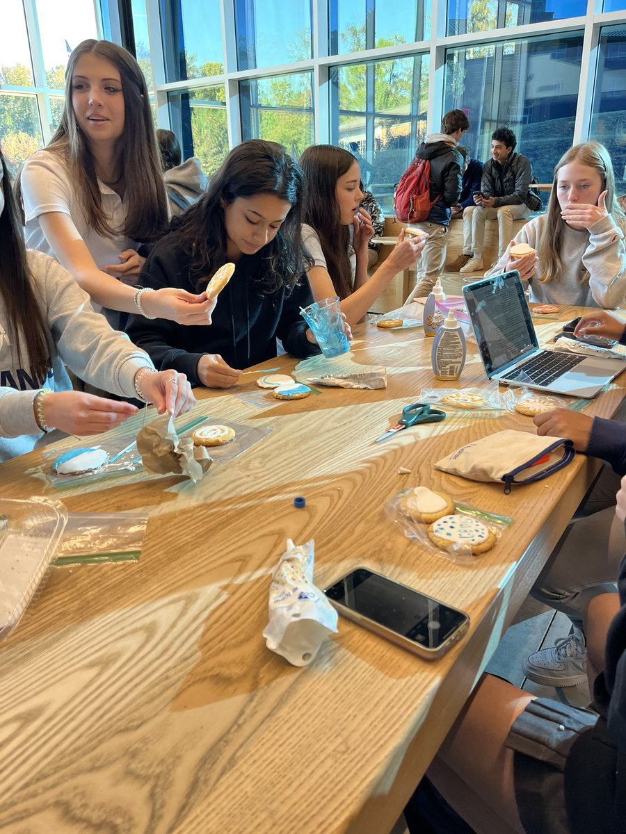 SheldonStaples's tweet photo. #MVbakingclub had so much fun decorating cookies this morning! #MVSchool https://t.co/58AWA7X75O