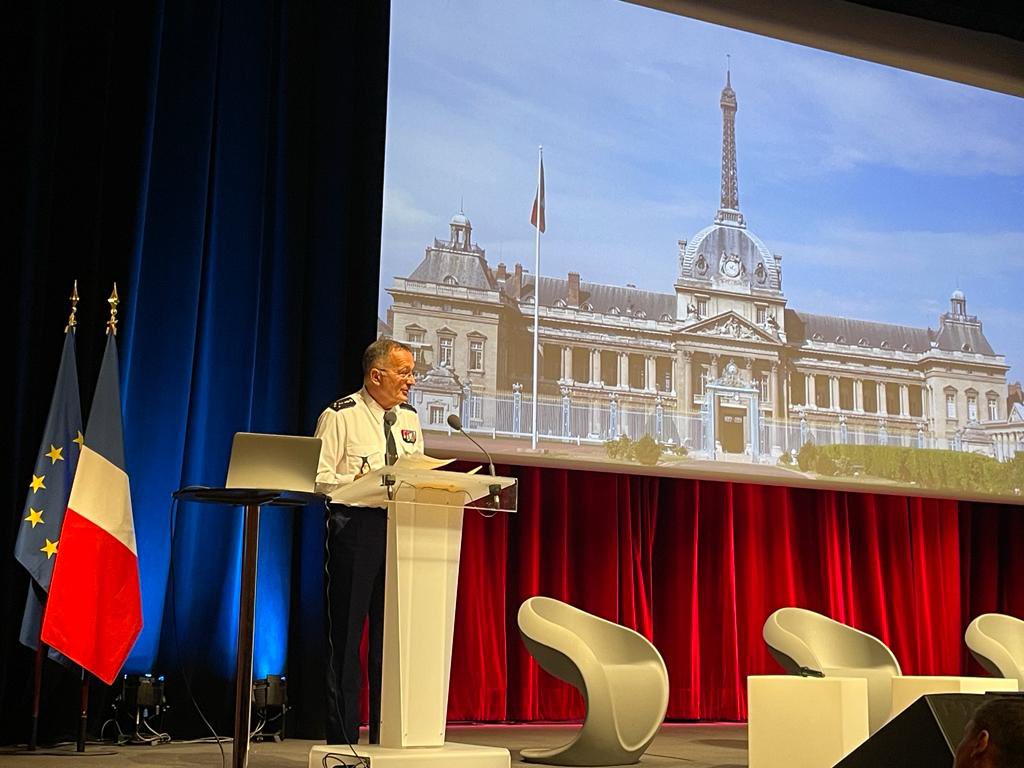 ecoledeguerre's tweet photo. [Allocution du DGGN]
Le Directeur Général de la Gendarmerie Nationale a partagé sa vision stratégique avec 30e promotion de l’@ecoledeguerre. Attachement aux armées, importance de la formation interministérielle et interarmées. 

#gendarmerienationale
#gend20.24 #Interoperabilite https://t.co/pUrkLCUsyg