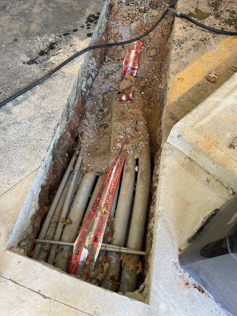 TheIcelandGuy's tweet photo. Red tape shows up when digging to warm whats coming up! #realedge https://t.co/afdZFZJa1z