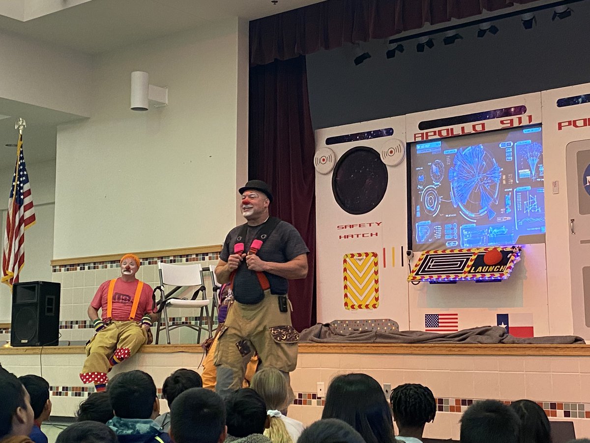 caseykelli1's tweet photo. We learned all about safety from the Frisco Fire Safety Clowns. #isbellpride @IsbellPride https://t.co/NC6MaNWfmU