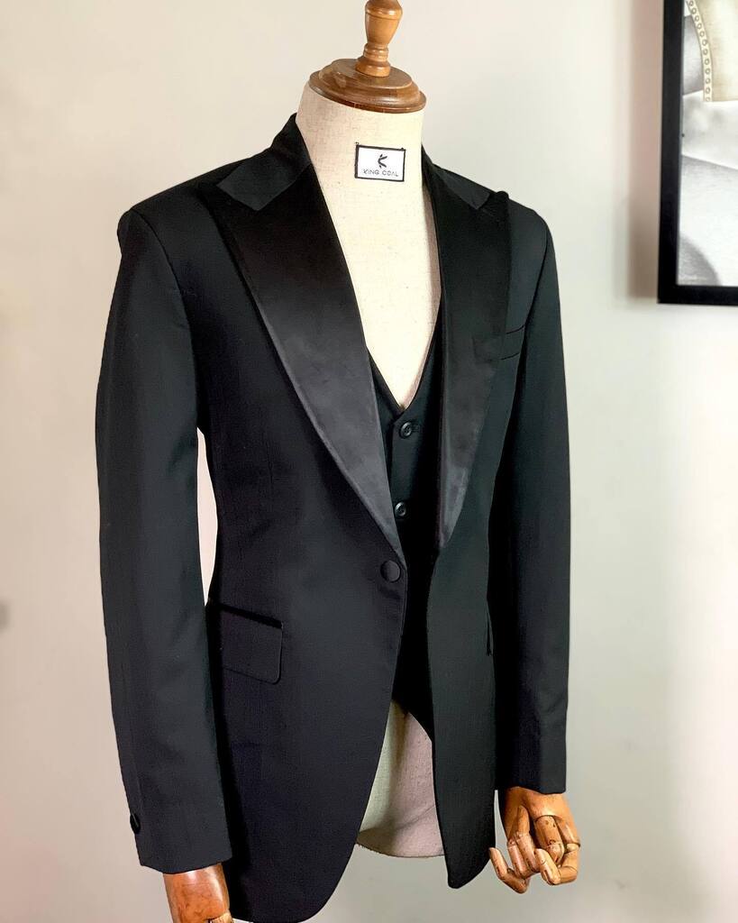 _KingCoal's tweet photo. Classic black tuxedo 🤵‍♂️👑✨

Comes with:
1 tuxedo jacket
1 waistcoat
1 pant trouser
1 wing shirt (optional)
1 bow tie (optional)

#kingcoal #longlivetheking #lltk #suitsharks #bellanaijaweddings #bellanaijastyles #ootdfashion #ootd #handmade #madeinlagos… https://t.co/s30i9Lmf3r https://t.co/opNufHFuHS