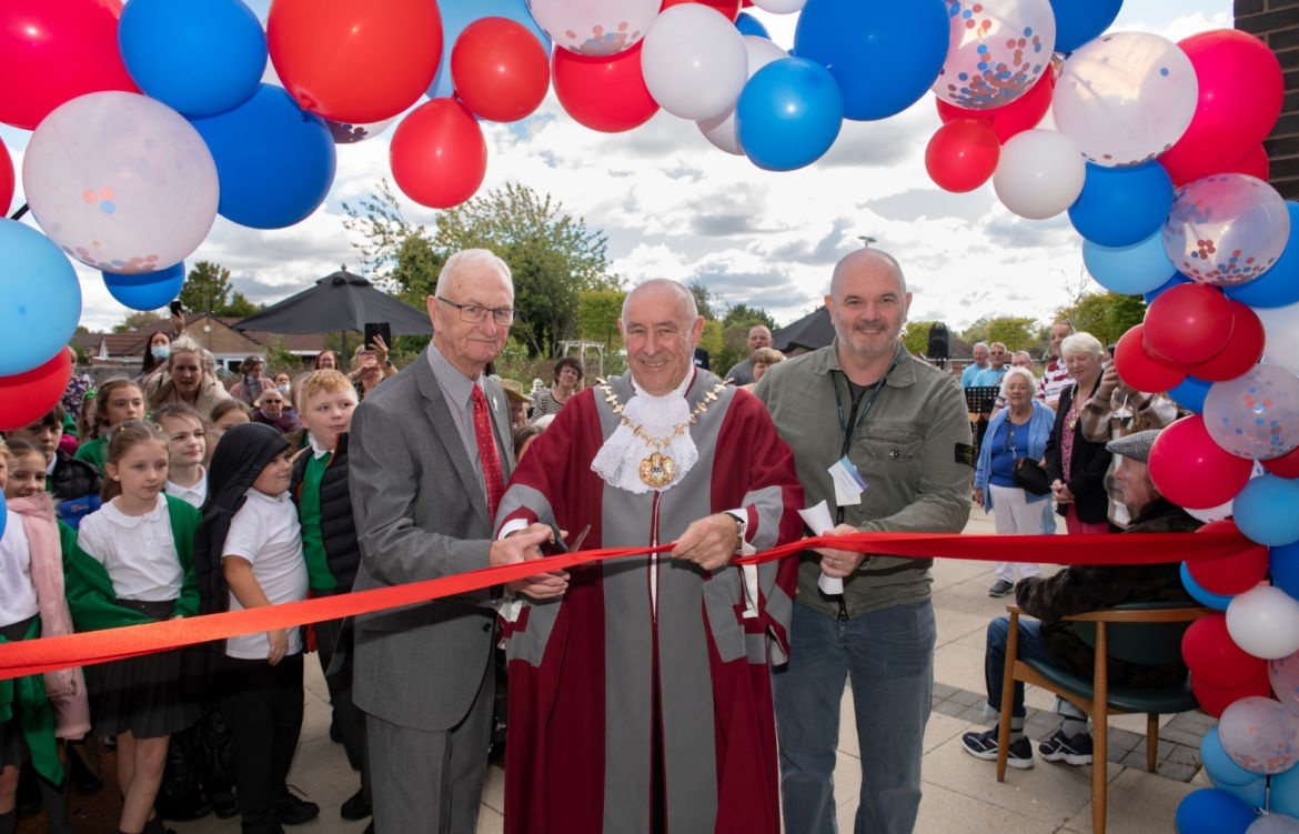 A <a href="/ForHousing/">ForHousing</a> extra-care community in Stockbridge Village have celebrated the 1st anniversary of the scheme with a party.  79-year-old George Notely, one the first people to move in, cut the ribbon with the Mayor of Knowsley, Councillor Eddie Connor.
👉 orlo.uk/yvWUq