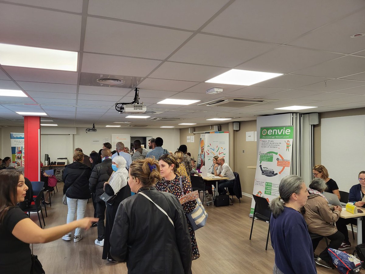 Trompille_PE's tweet photo. Déjà +de 150 demandeurs préparés et motivés🤝 ce jour au #pôleemploiVilleurbane pour notre forum #insertion, 27 offres d’emploi, Merci🙏 à nos partenaires #Medialys #Envie #ARES #Unisverslemploi #Humando #lerelais Merci à mon équipe Isabelle, Amandine Claudia Gautier...👍👏👏 https://t.co/kHcoQHZiYp