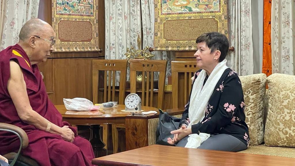 Velvyslankyně Eliška Žigová @EliskaZigova předala můj gratulační dopis Jeho svátosti dalajlámovi. Cením si jedinečného přátelství mezi Českem a Tibetem, které budoval už Václav Havel. Hájíme stejné hodnoty. Děkujeme, že děláte svět lepším místem.