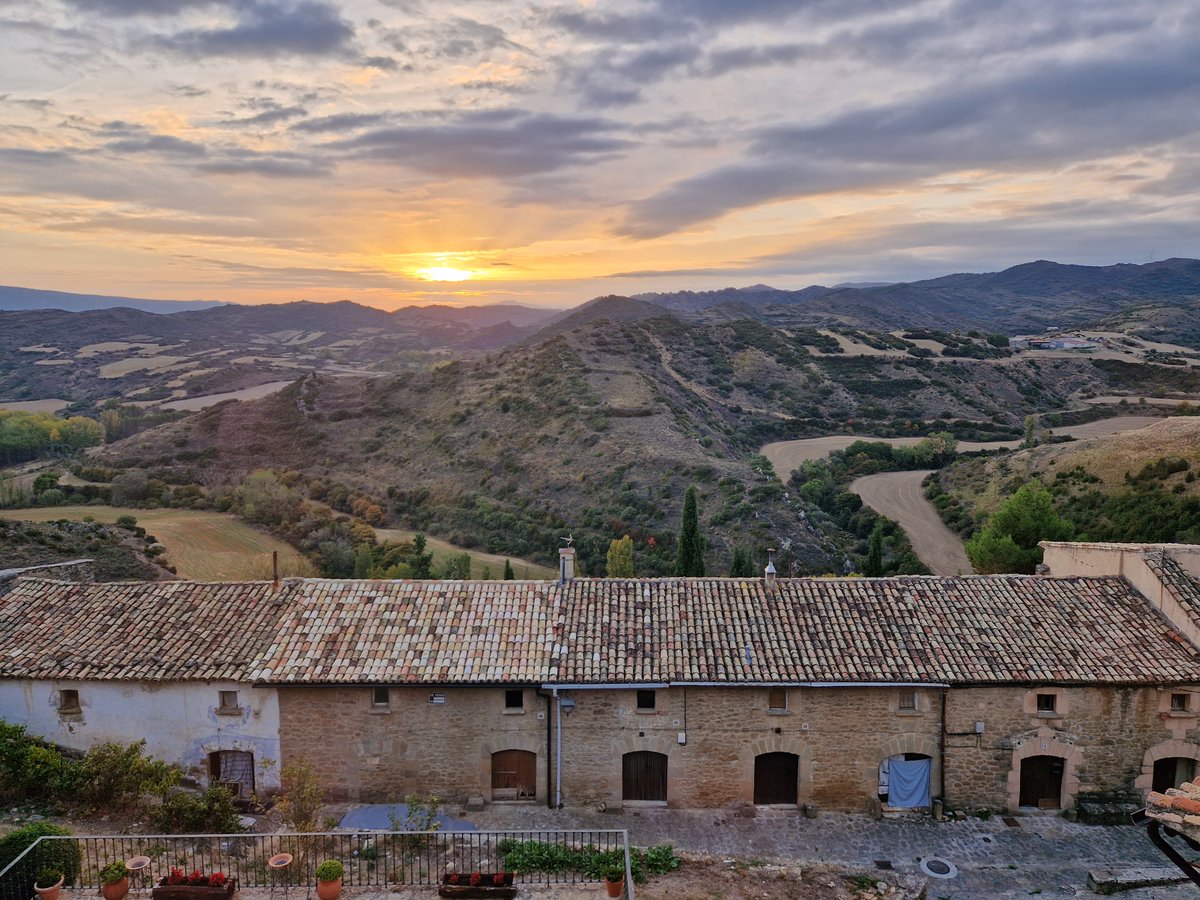 Keytel_Int's tweet image. We still can't get over this gorgeous sunset we snapped at the #Parador de Sos del Rey Católico last weekend 😍 #Aragon is such a wonderful region chock-full of history and natural beauty!