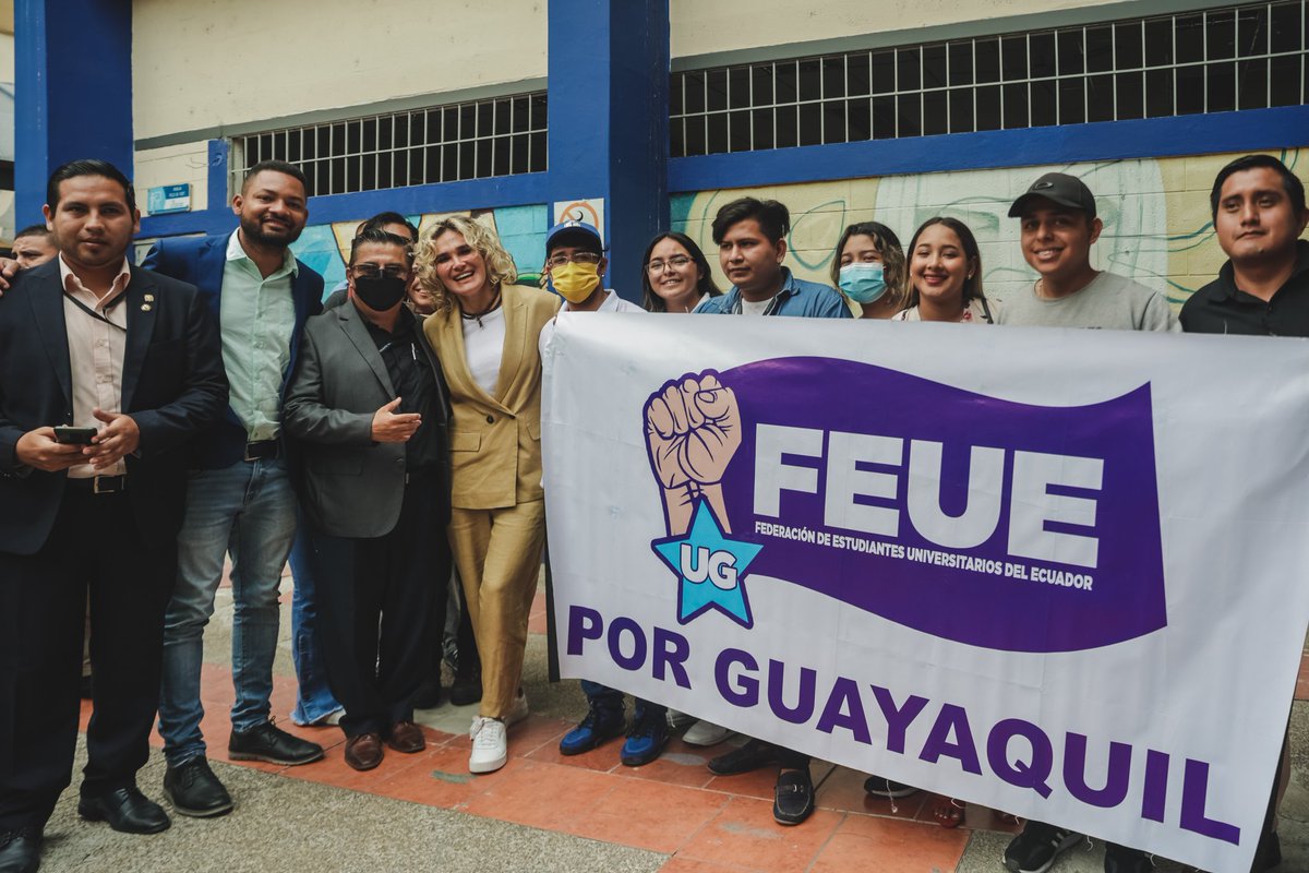 PorGuayas's tweet photo. TABLETS PARA DOCENTES DE LA UNIVERSIDAD DE #GUAYAQUIL

La Alcaldía @cynthiaviteri  apoya el trabajo de los docentes de nuestra ciudad con la entrega de 1.245 tablets. https://t.co/9ICL5fdgVG