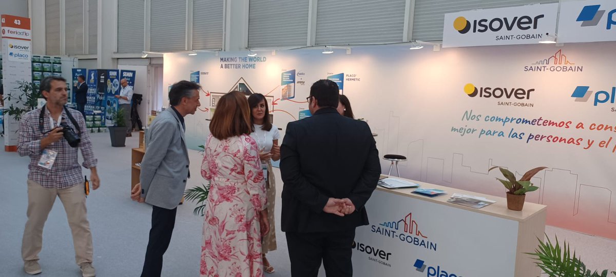SGplaco's tweet photo. 👥 Cristina Laborda, edil delegada de Obras Públicas del Ayuntamiento de #Irun y el presidente de 
@AdipAsociacion, Jordi García, han visitado esta mañana el stand de @ISOVERes y @SGplaco  en #FERIAADIP

💙#MakingTheWorldABetterHome https://t.co/bprl16ls52