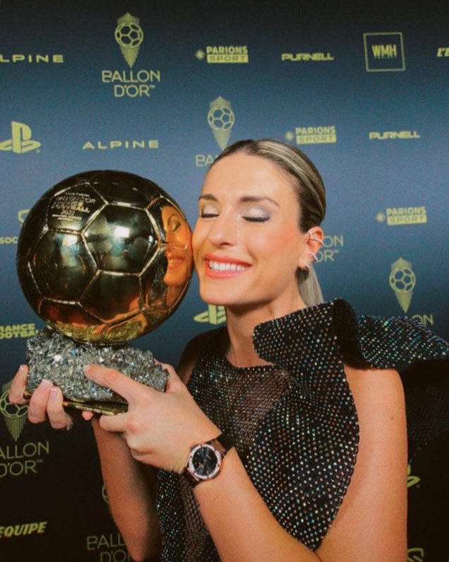 Ese reflejo de <a href="/alexiaputellas/">Alexia Putellas</a> en el #BallonDor es toda una metáfora para las generaciones de niñas y niños que vienen detrás. Ya tienen un espejo en el que reflejarse