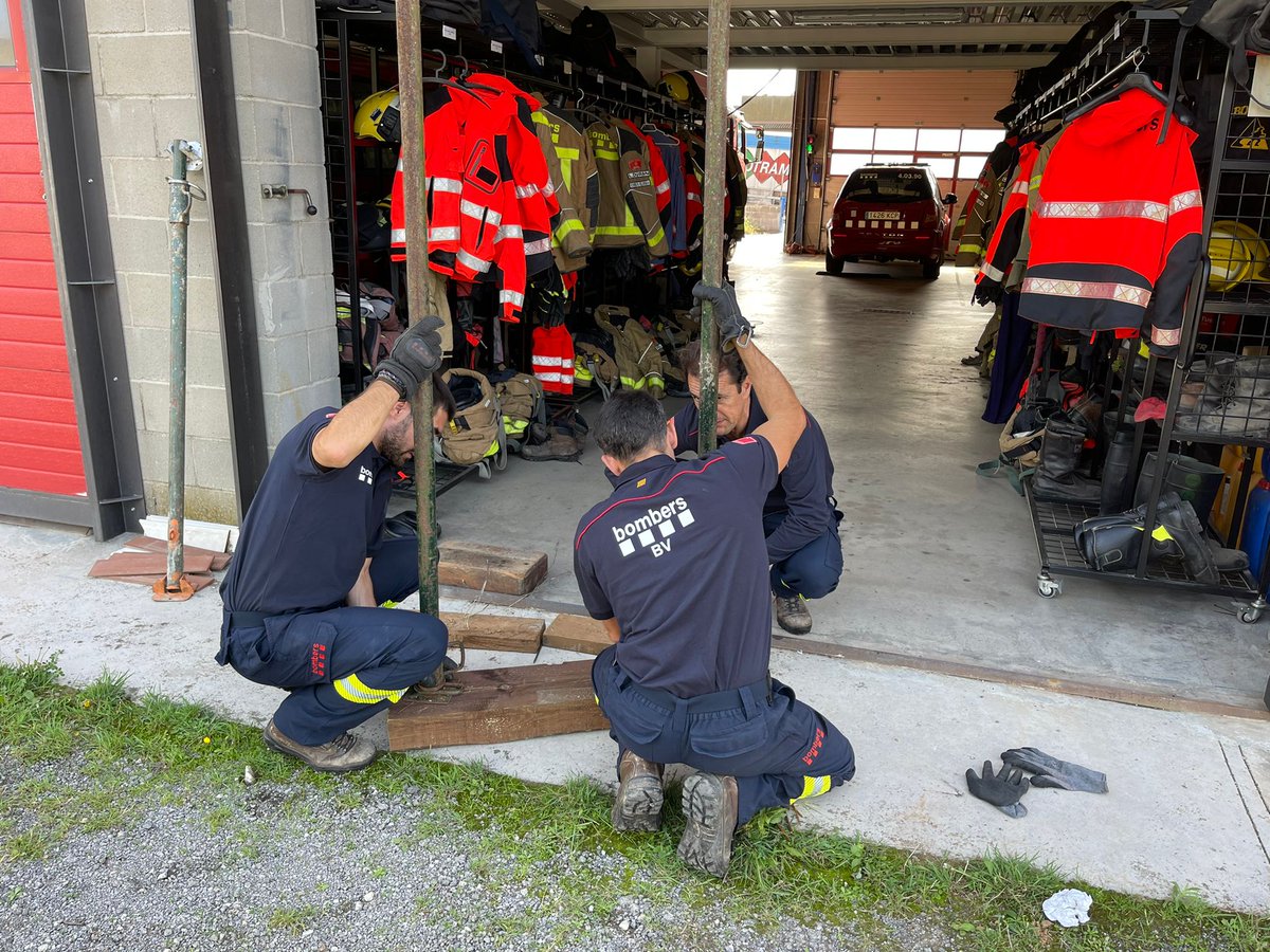 BombersCaldes's tweet photo. Durant la guàrdia d’avui hem aprofitat per fer un repàs d’intervenció en estructures col·lapsades.
#bomberscat #bombersvoluntaris #pràctiques #estintolament #estructures https://t.co/RKwTb0mVfT