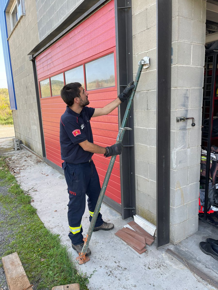 BombersCaldes's tweet photo. Durant la guàrdia d’avui hem aprofitat per fer un repàs d’intervenció en estructures col·lapsades.
#bomberscat #bombersvoluntaris #pràctiques #estintolament #estructures https://t.co/RKwTb0mVfT