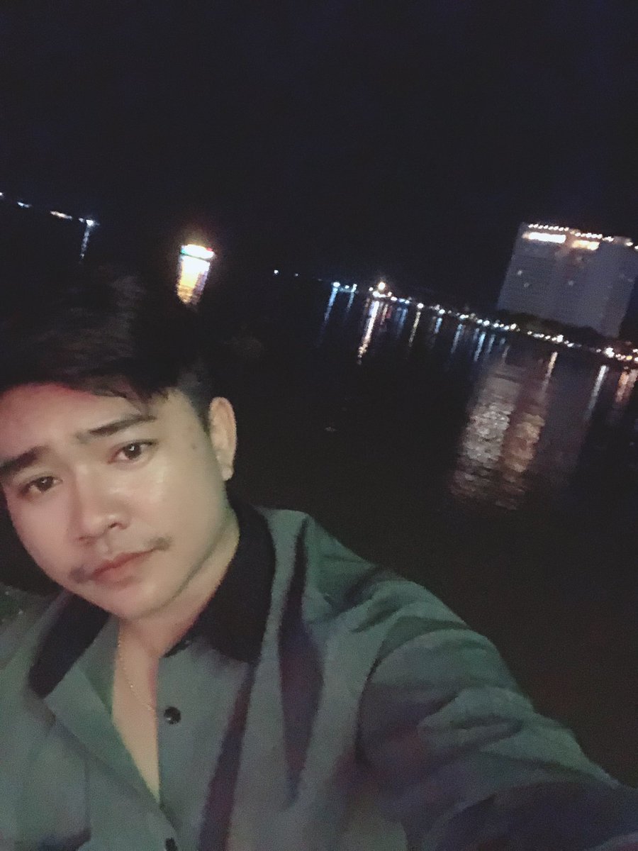 SoCool76039404's tweet photo. កុំឲ្យខ្លាំងពេក រកគូរមិនបានមកបន់ស្រន់រកគូម្ដង មើល 😂😂😂 ណាគេស្គាល់នឹងខ្លះ ម្នាក់អែងចេះតែដើរមកកើតដែល https://t.co/i5SZVVMyrk