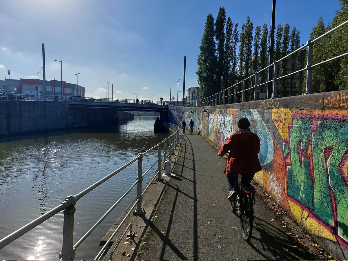 Tour à vélo: team <a href="/brusselsint/">Brussels Internatl</a> op bezoek bij de verschillende <a href="/EfroFeder/">FEDER_EFRO</a> projecten in #Bruxelles