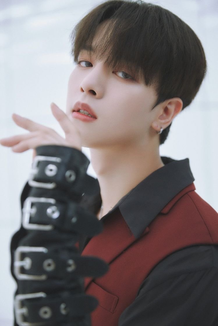 gravitationeus's tweet photo. — Here are some Pictures of our beloved #RAVN 🤍🌙 • #protectRAVN #ONEUS #RAVNONEUS https://t.co/VpQlH0GGmA