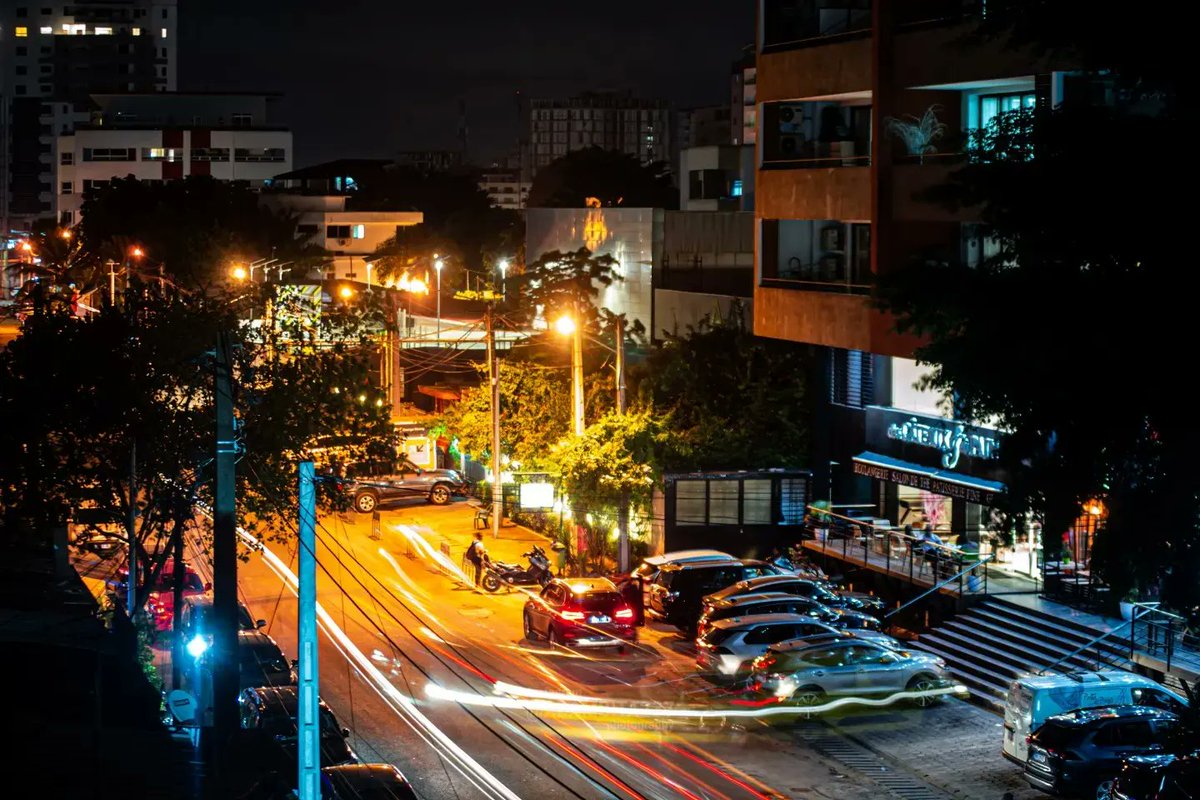 adambita237's tweet photo. Je découvre la photographie de nuit😁,
Balade dans les rues d'Abidjan, zone 4
Découvrir la #cotedivoire🇨🇮 ➡😱🌇💚❤💛
Welcome to #ivorycoast
#mboapic #street #streetphotography #streetnight #streetphotographer #night
#BaladeEnCotedIvoire https://t.co/Qby7Nky4xx