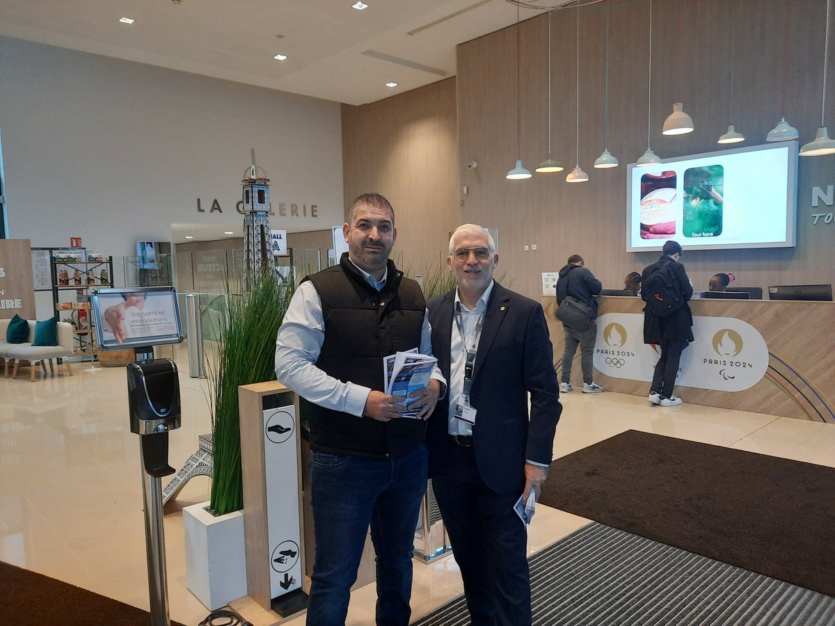 HEBERT_Guillaum's tweet photo. Les équipes du @SNEC_CFE_CGC présentes ce matin sur le Siège du @GroupeCarrefour de Massy

Distribution de l'Actu SNEC de cette semaine auprès de l'Encadrement avec @SNEC_Neto @SNEC_Goetzmann @SNEC_Naessens, Laurent, Franck et notre nouveau collègue Khalid

#lencadrementcestnous https://t.co/7NmhgjcObt