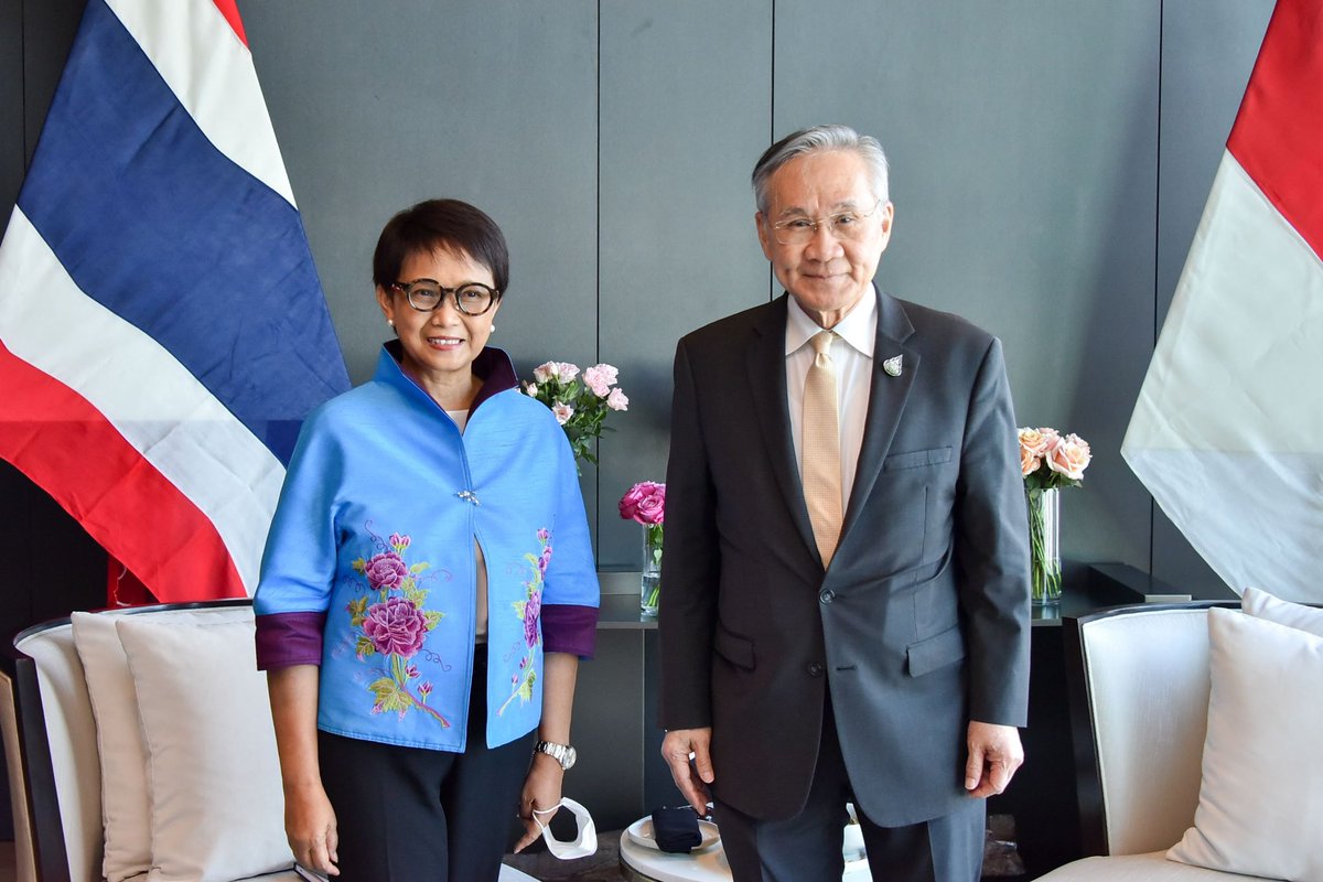 MFAThai's tweet photo. DPM/FM had a bilat discussion with H.E. Retno Marsudi @Menlu_RI FM of Indonesia🇮🇩 on her visit to Thailand🇹🇭 Both sides agreed to strengthen cooperation on bilat and regional level. They also discussed the preparations for ASEAN meetings and #APEC2022THAILAND in Nov.(17 Oct 2022) https://t.co/vyJ9GmRW86