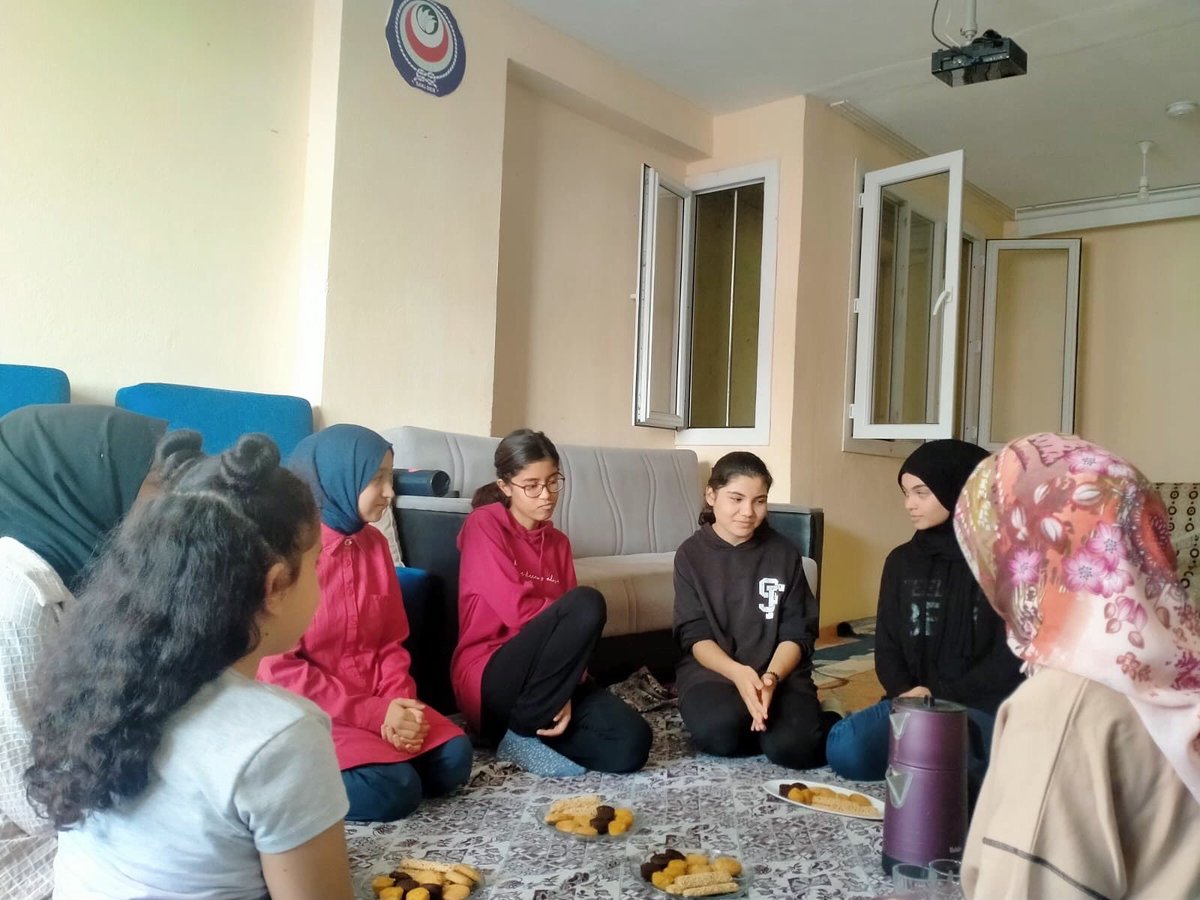 Sakider01's tweet photo. Bu hafta Sakider Orhangazi Lise Kız grubu ile  sohbet edip çay içtik🌸 https://t.co/Hbb4P01BpA