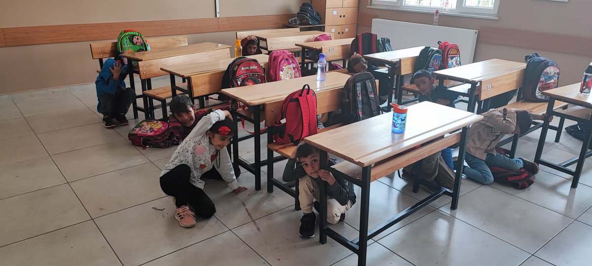 "Afet riskinin azaltılması" kapsamında Mem Akub gönüllüsü M.Emin Dag ögretmenimiz tarafından farkındalık eğitimi verilerek "tahliye "tatbikatımızı gerçekleştirdik.<a href="/bingolmem/">Bingöl MEM</a> <a href="/halilyucel6060/">Halil YÜCEL</a> <a href="/halukcakan12/">HALUK ÇAKAN</a> <a href="/12AKINCI/">Selahattin AKINCI 🇹🇷🇹🇷</a>