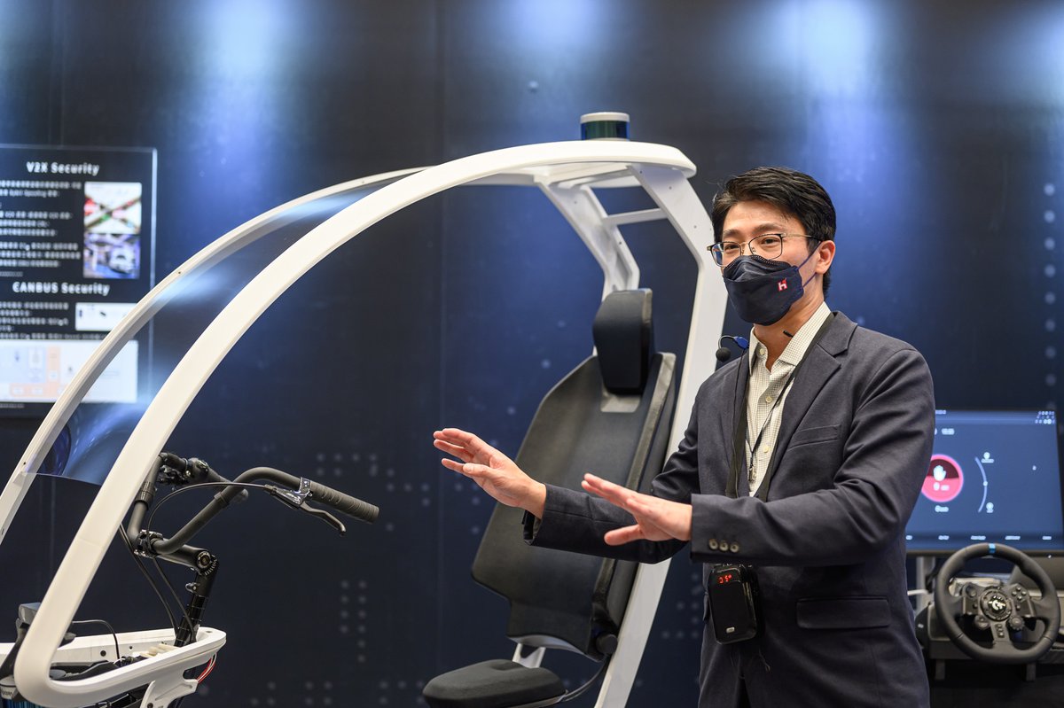 HonHai_Foxconn's tweet photo. Semiconductor, AI, quantum computing, ion trap, LEO Satellite and EV cybersecurity…Hon Hai Research Institute (HHRI) shows you the wonders of technology in our world today at HHTD22!
#HHRI #HonHaiResearchInstitute #Foxconn #HHTD22 #2022HonHaiTechDay #HonHaiTechnologyGroup https://t.co/vr03QHkSGh