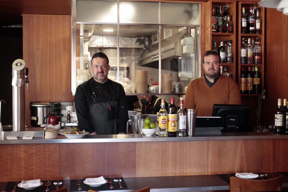 carlosAtMad's tweet photo. @EVernacci @Kirico33C .@chifamadrid lo lleva Luis Miguel Gil @luismiguel_gil (ex Sudestada) y su hermano Julián (cocina). Reabrieron en 2018. 
También adquirieron la receta del curry Sudestada y la autorización para recrearla.
Foto: Almudena Ávalos https://t.co/NxVzjZvWRm