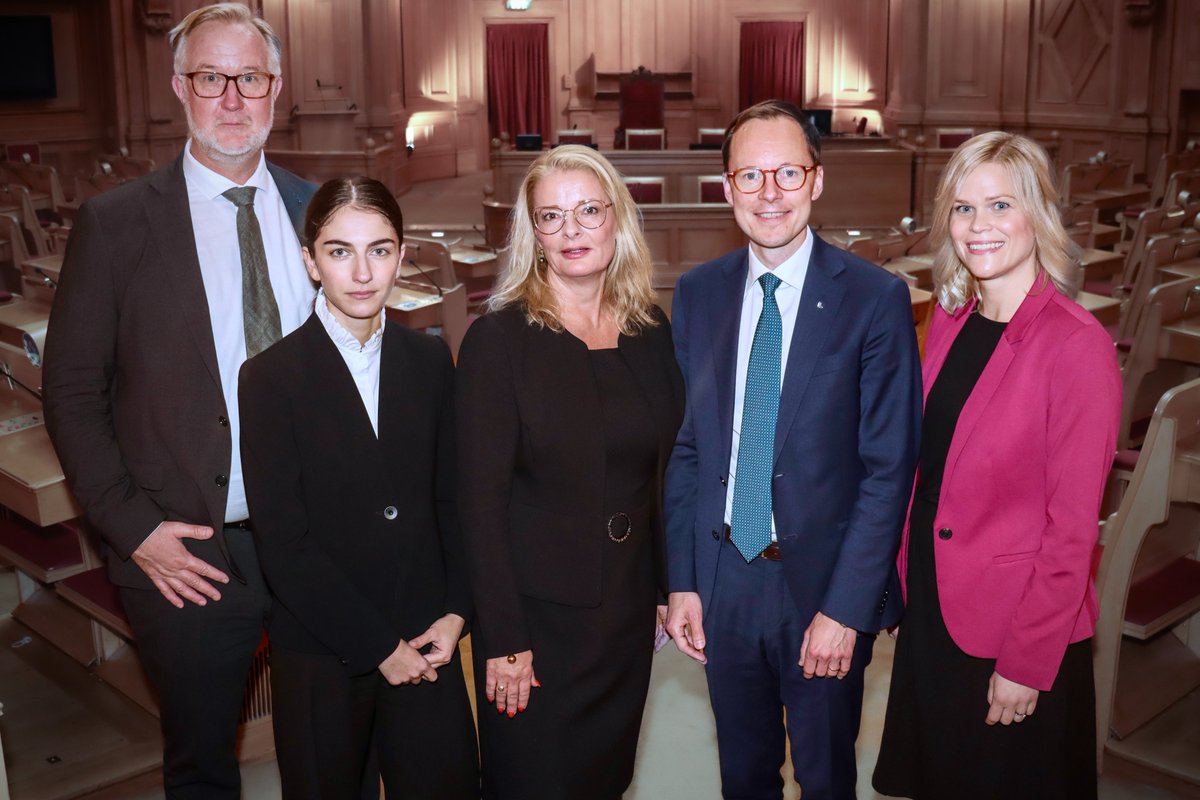Våra statsråd:
🔵Johan Pehrson, arbetsmarknads- och integrationsminister.

🔵 Mats Persson, utbildningsminister.

🔵 Lotta Edholm, skolminister.

🔵 Paulina Brandberg, jämställdhetsminister och biträdande arbetsmarknadsminister.

🔵 Romina Pourmokhtari, klimat- och miljöminister.