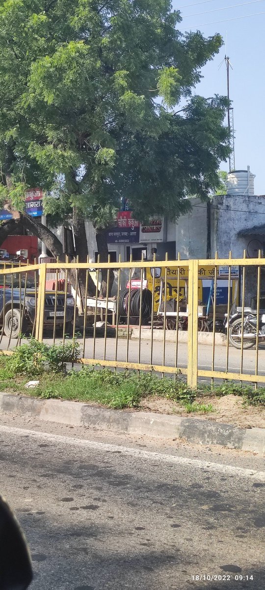Agarwal_SKumar's tweet photo. आगरा ककुआ पुलिस चौकी के बाहर हाईवे पर पिछले एक माह अधिक से खनन माफिया से जब्त ट्रक सड़क के दोनो ओर खड़े हुए हैं  4 लाइन की सड़क 2 लाइन रह गई है इनको कहीं अन्य लगवाया जाए जिससे ट्रैफिक बाधित न हो 
@agrapolice 
@Uppolice 
@dgpup 
@adgzoneagra 
@igrangeagra 
@myogiadityanath https://t.co/3BwPHURZiI