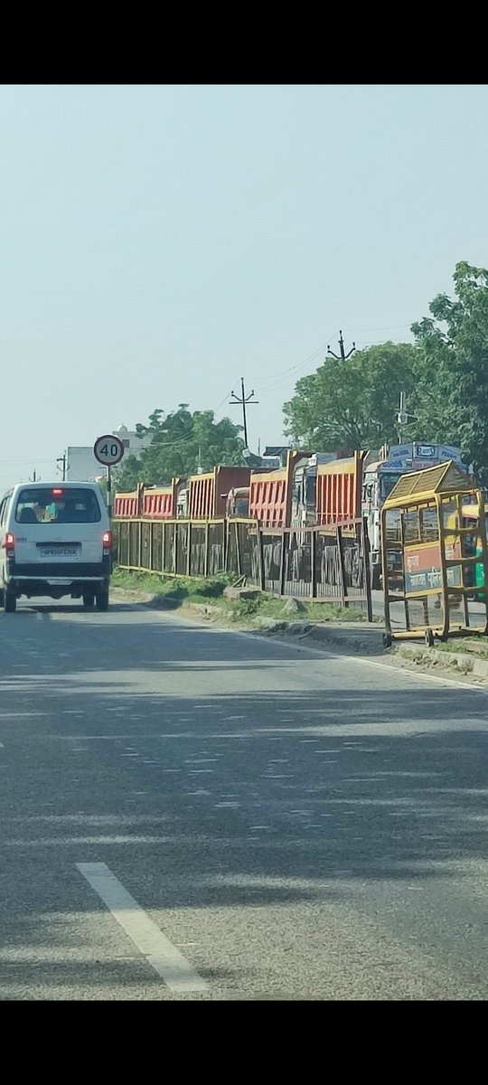 Agarwal_SKumar's tweet photo. आगरा ककुआ पुलिस चौकी के बाहर हाईवे पर पिछले एक माह अधिक से खनन माफिया से जब्त ट्रक सड़क के दोनो ओर खड़े हुए हैं  4 लाइन की सड़क 2 लाइन रह गई है इनको कहीं अन्य लगवाया जाए जिससे ट्रैफिक बाधित न हो 
@agrapolice 
@Uppolice 
@dgpup 
@adgzoneagra 
@igrangeagra 
@myogiadityanath https://t.co/3BwPHURZiI