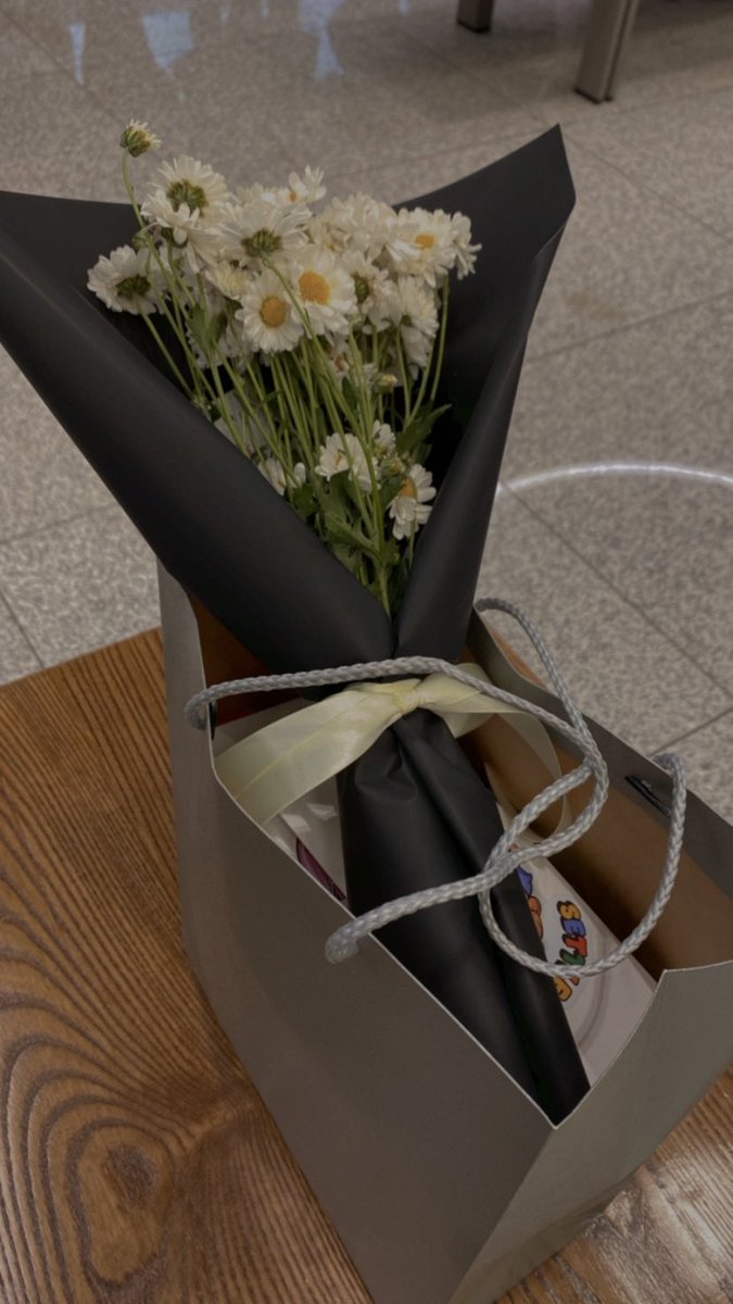 ellejulesjen's tweet photo. Got to finally meet Aespa irl today and I managed to pass my gifts to Giselle and said hi 🥺🖤 hope she’ll like the gift, snacks (for her and the other girls to share), flower and letter I gave! 😽 https://t.co/IdDi5aS5c0