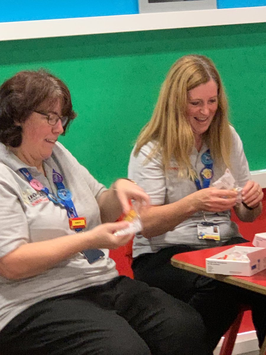 raisingrobots's tweet photo. What a great start to our ⁦@LEGO_Education⁩ #SPIKEessential training day at ⁦@LEGOLANDWindsor⁩    - getting 🙌 hands-on and creative with the 🦆 ! ⁦@LEOacademies⁩ https://t.co/38OUakOeTf