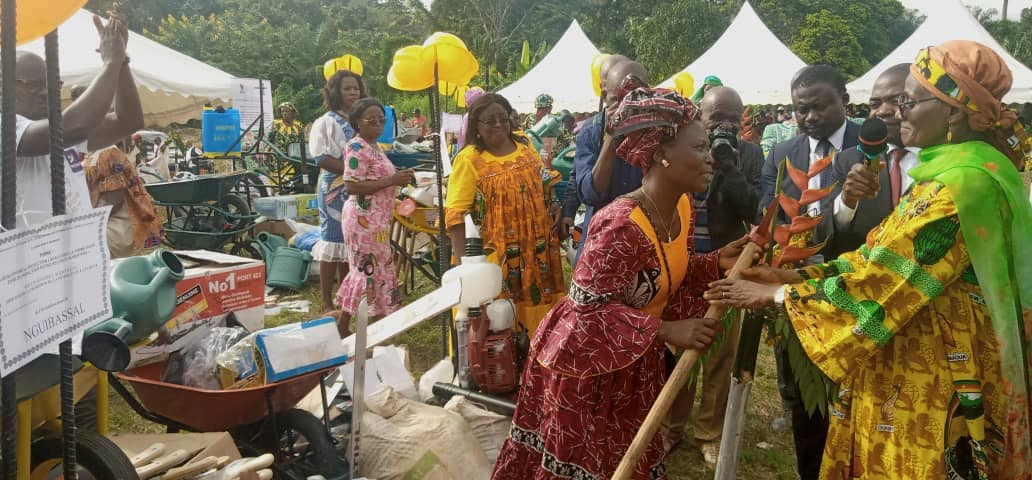 TheCameroonianZ's tweet photo. Journée mondiale de la femme rurale : la 27e édition célébrée à Nguibassal.

#Cameroon
© : @CamerounTribune https://t.co/4Tre5RyGGl