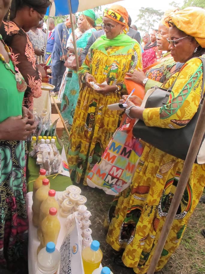 TheCameroonianZ's tweet photo. Journée mondiale de la femme rurale : la 27e édition célébrée à Nguibassal.

#Cameroon
© : @CamerounTribune https://t.co/4Tre5RyGGl