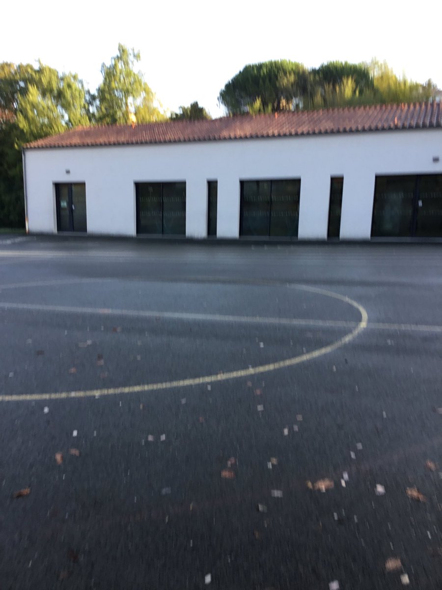 LeClubDes30's tweet photo. @CMRenoux @cm1b229 Bonjour, nous avons un préau, une grande cour avec une piste pour courir et trois bacs à jardiner. Lilia https://t.co/CQonI7dd8l