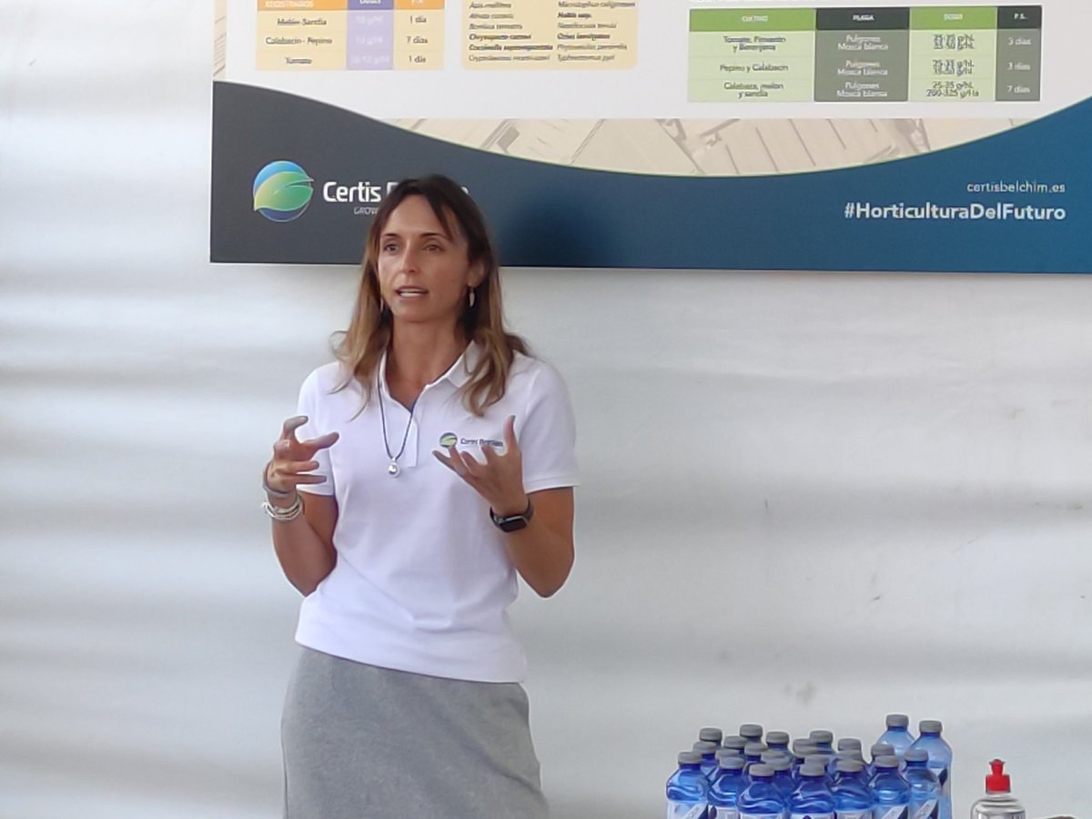 eComercioAgr's tweet photo. Gema Vázquez de @CertisBelchimES nos muestra las soluciones para controlar los vectores transmisores de virosis 🌱💪🍅🥒🌶️🍆
#Teppeki #MospilanMax #Neudosan
#HorticulturaDelFuturo
#LasPalmerillas
#Almería https://t.co/S4wI1EGTaq