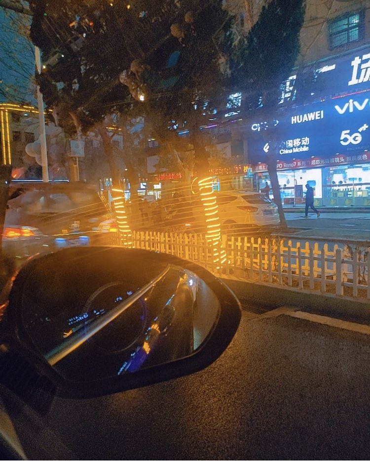 ndjitaviu's tweet photo. 下班啦，今天要是哥哥没有约呀，没有的话，那妹妹可不可以约哥哥🙈想和哥哥深入交流一下 https://t.co/sBWaGppEZk