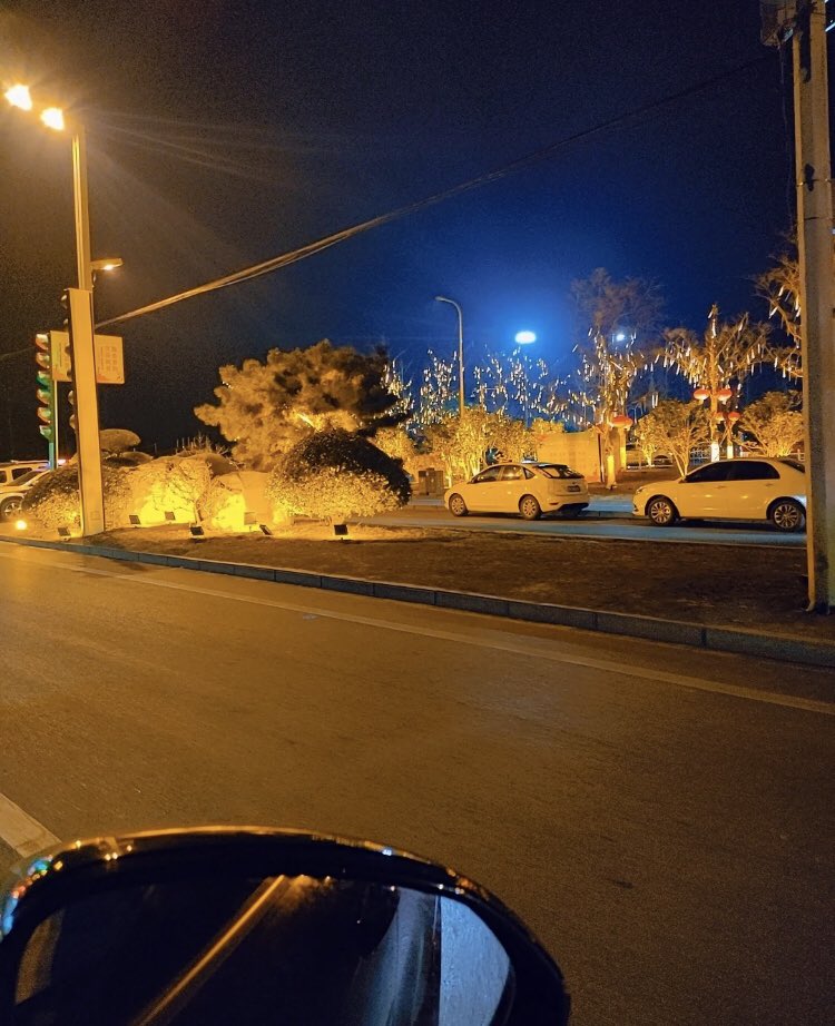 ndjitaviu's tweet photo. 下班啦，今天要是哥哥没有约呀，没有的话，那妹妹可不可以约哥哥🙈想和哥哥深入交流一下 https://t.co/sBWaGppEZk