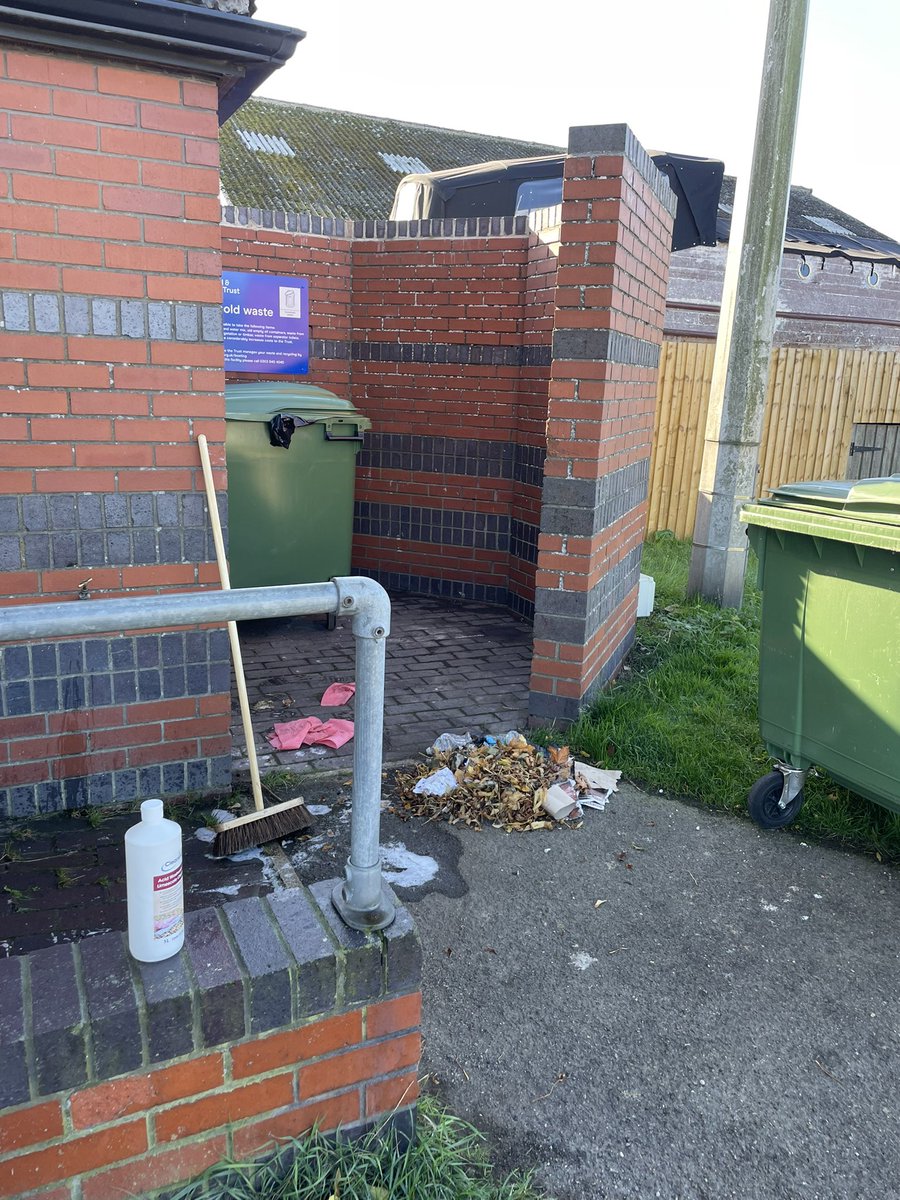 elbonharas's tweet photo. Dovetail Cleaning working in partnership with @CRTYorkshireNE 
@CRTContactUs 
Deep Cleaning our CRT Facilities at Goole Marina 
Thank You Smelling Lovely now 😊
#DontSayIOnlyMoan https://t.co/MDATuRlbbH