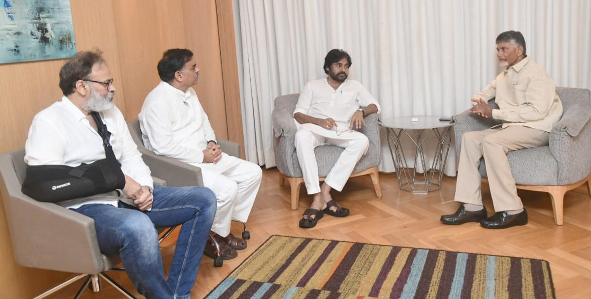 JanaSenaParty's tweet photo. జనసేన అధ్యక్షులు శ్రీ పవన్ కళ్యాణ్ గారిని కలిసేందుకు విజయవాడ నోవా టెల్ హోటల్ కు చేరుకున్న టి డి పి అధినేత శ్రీ చంద్రబాబు నాయుడు గారు. విశాఖలో చోటు చేసుకున్న ఘటనలపై సంఘీ భావం తెలిపేందుకు వచ్చారు. https://t.co/VlGO9d50el