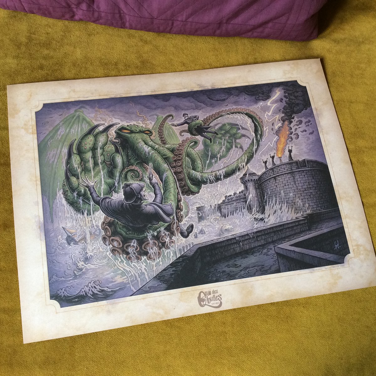 Nwabe's tweet photo. 🔍🐙 Ça y est, le Tiré-à-Part @QuaidesBulles "Sherlock VS Cthulhu" est dispo sur le shop en ligne, et il n'en reste plus beaucoup… 😉⌛️ (40x30cm, beau papier) ➡️https://t.co/XktEh8QUMW
#DansLaTetedeSherlockHolmes #SherlockHolmes #Cthulhu #quaidesbulles2022 @AnkamaEditions https://t.co/RwbhPvokzp