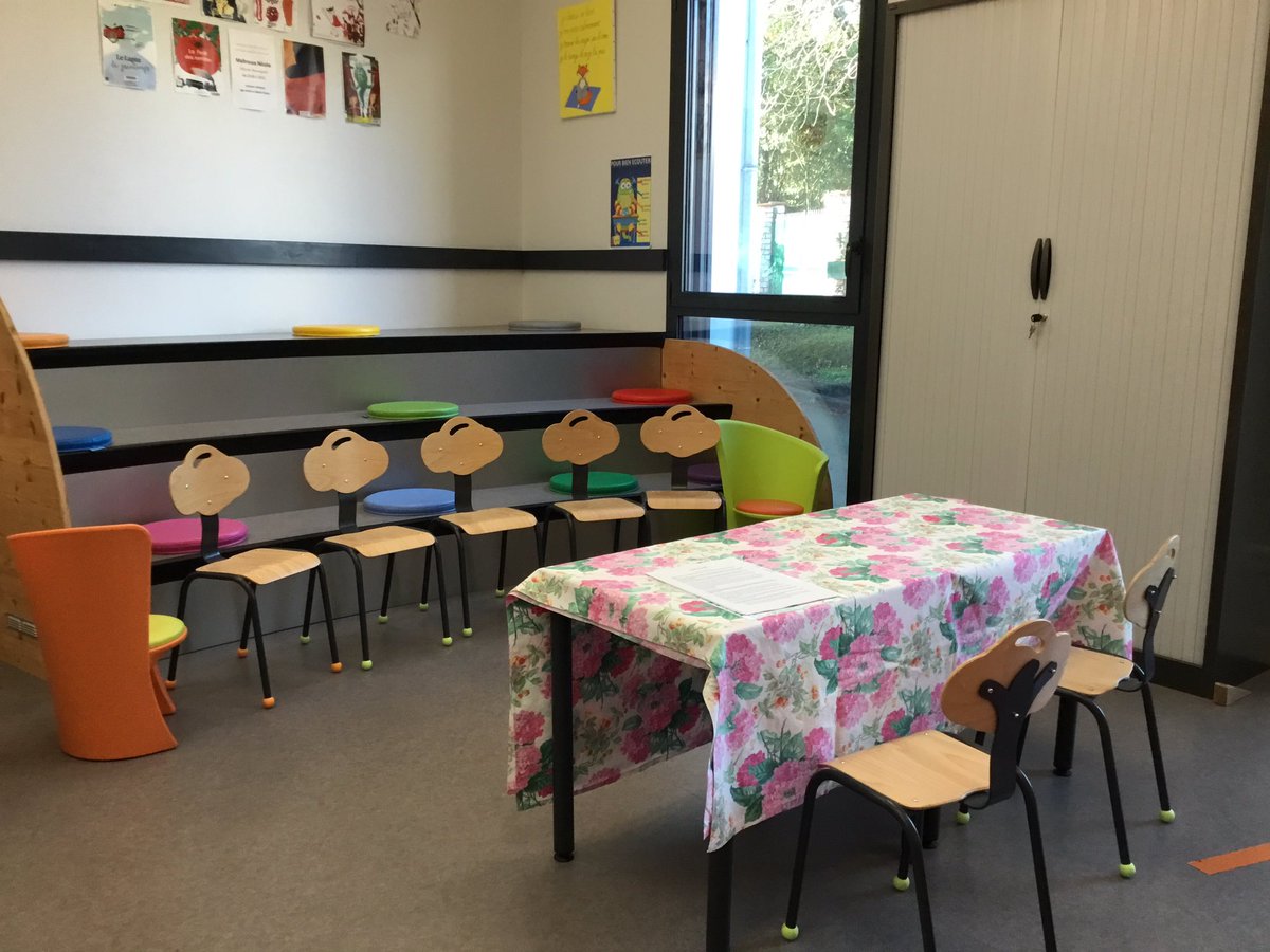 #Quotitweet <a href="/CMRenoux/">CM RENOUX</a> @cm1b229 #DansMonÉcole 
Il y a une médiathèque qu’on peut rejoindre de l’école. On y emprunte des livres qu’on rend 3 semaines après. Voici des photos.
