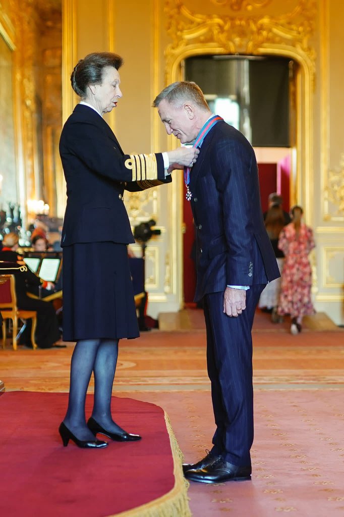 RoyalFamily's tweet image. We’ve been expecting you…

🎖️The Princess Royal presents Daniel Craig with The Order of St Michael and St George - the same honour held by his character James Bond - in recognition of his outstanding contribution to film and theatre.
