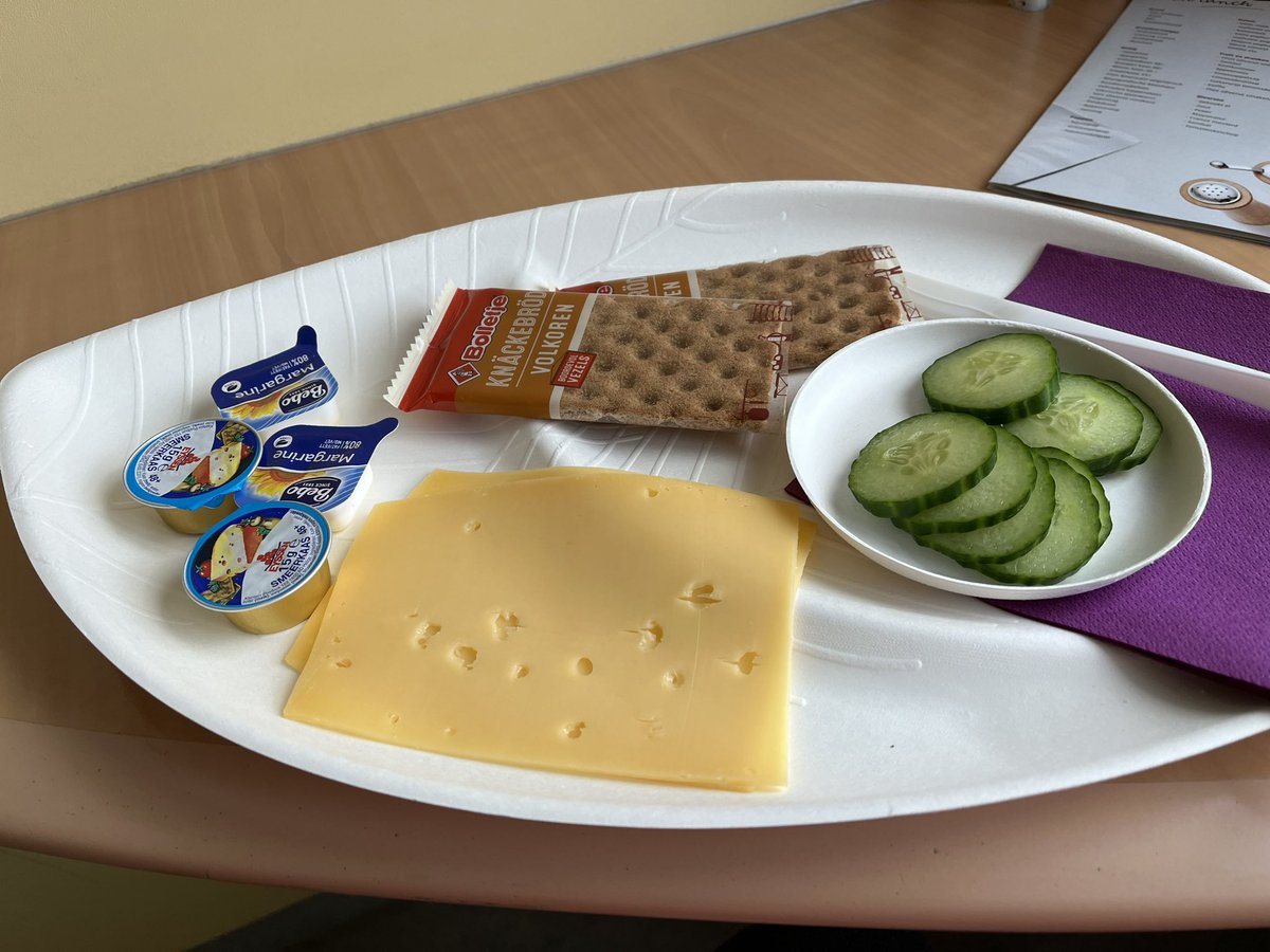 Ogenzuster's tweet photo. Kijk eens wat een gezonde lunch 😃@rijnstate
Vanavond lekker kipfilet met gebakken krielaardappelen. Lijkt me heerlijk ☺️
Als patiënt zijnde ben ik altijd geobsedeerd door de menukaart 😉
#highoutputstoma
#goedeverzorgingopB5V3 https://t.co/aghIzXBqfP