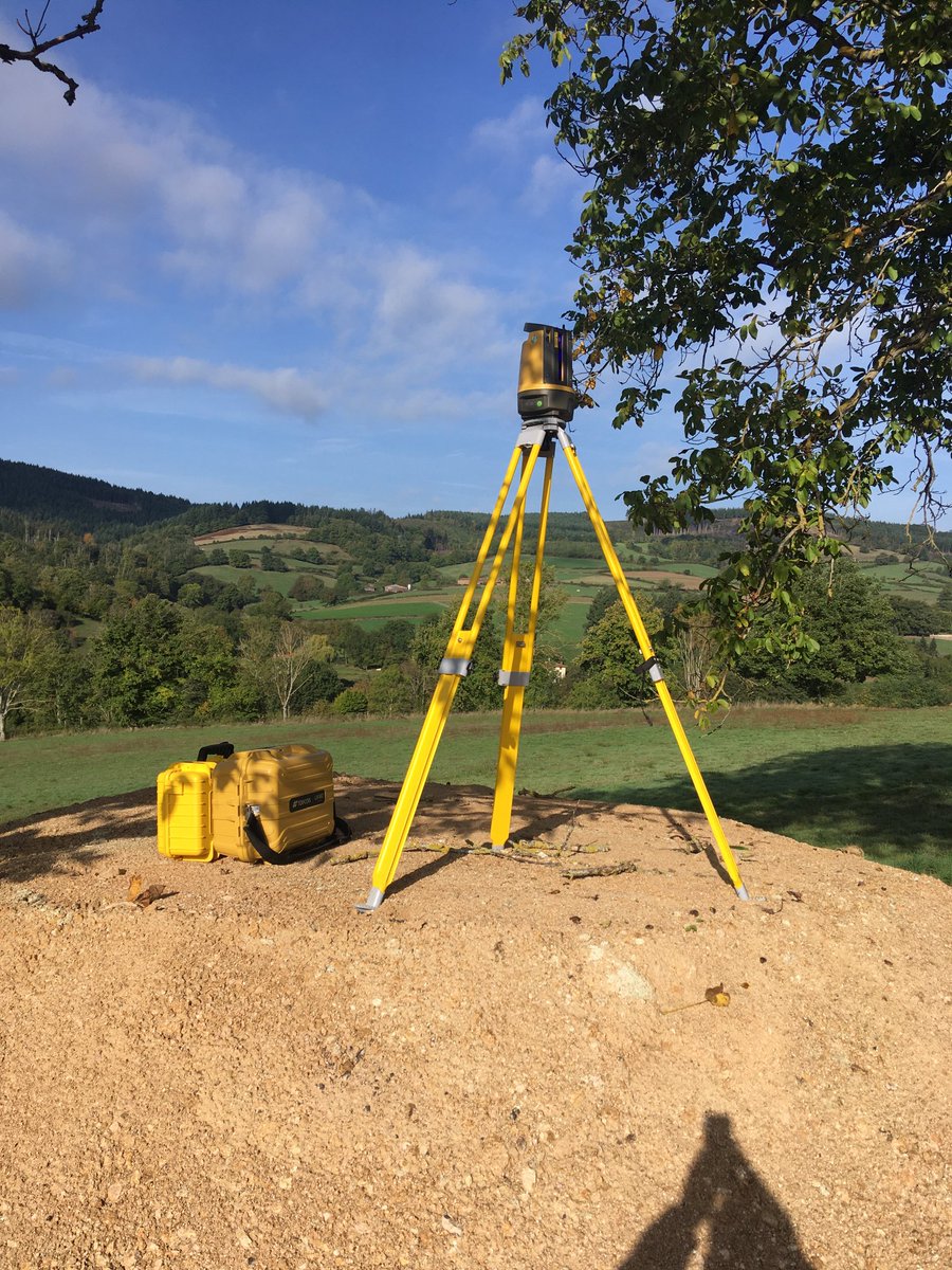 Station #Topcon #LN150 en implantation de bâtiments.
Facile, rapide et précis, elle permet de contrôler le plan, contrôler le bornage et garantir la précision et l’implantation du bâtiment. Avec un fort dénivelé et un terrain accidenté, cela devient difficile à faire au décamètre