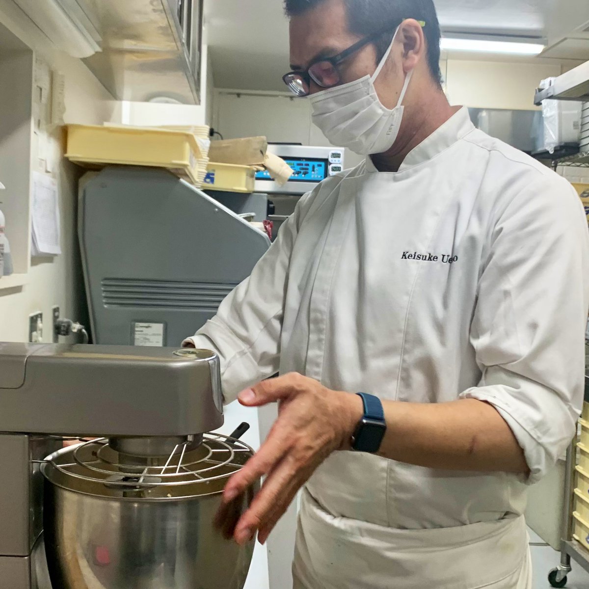 patissier_ueno's tweet photo. パティシエにとって白衣は厨房で着る戦闘服みたいなもの…袖をまくりエプロンの紐を絞めた時、職人として気合いが入る。そう、動きやすいものでなければならない
#chefswear
#コックコート #COOKCOAT
#SMOOTHFIT_COOKCOAT
#住商モンブラン #住商モンブラン_chefswear
#PR https://t.co/KfDhy4Gamq